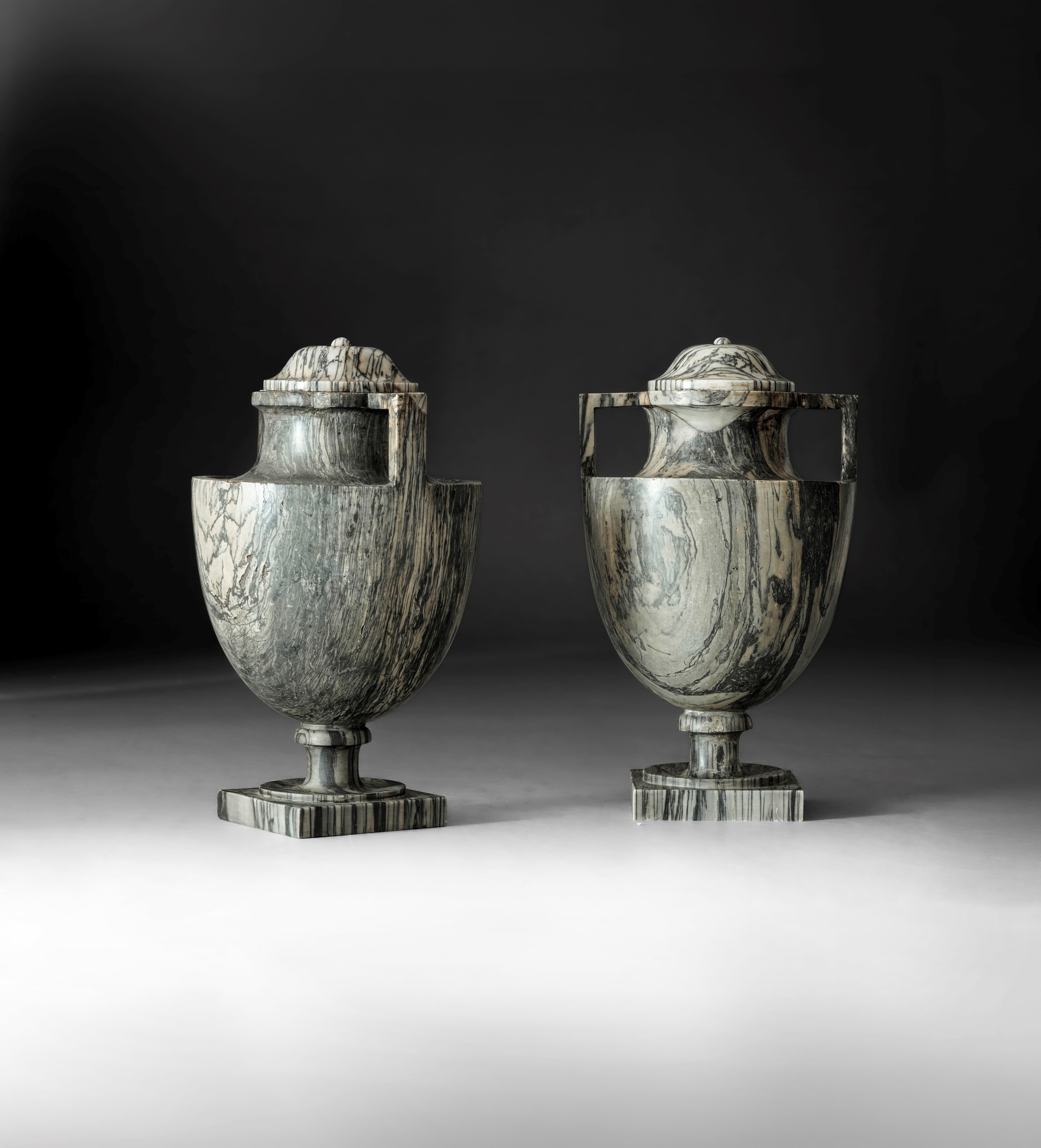 Coppia di urne biansate, marmo cipollino, arte neoclassica italiana (Roma?), XVIII-XIX secolo