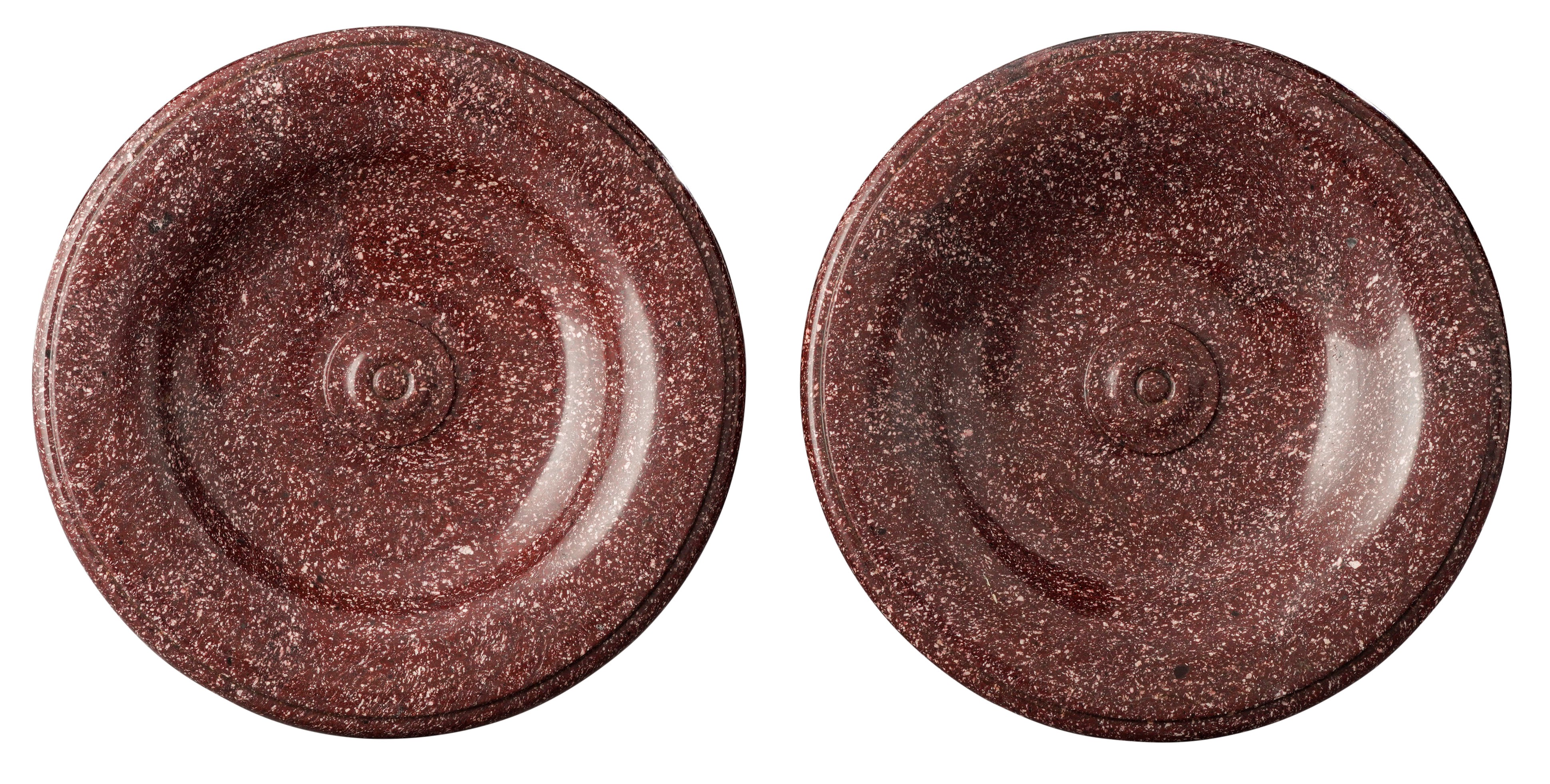 Inizio XIX secolo, Due tazze in porfido rosso con finimenti in bronzo dorato