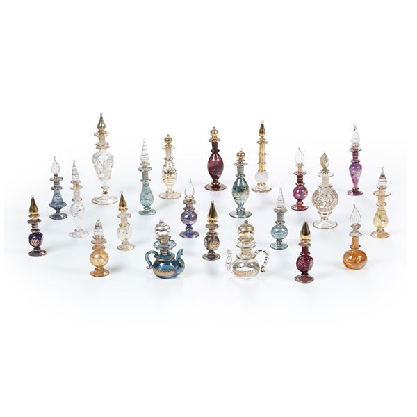 Lotto di 22 bottigliette da profumo in vetro colorato. XX secolo