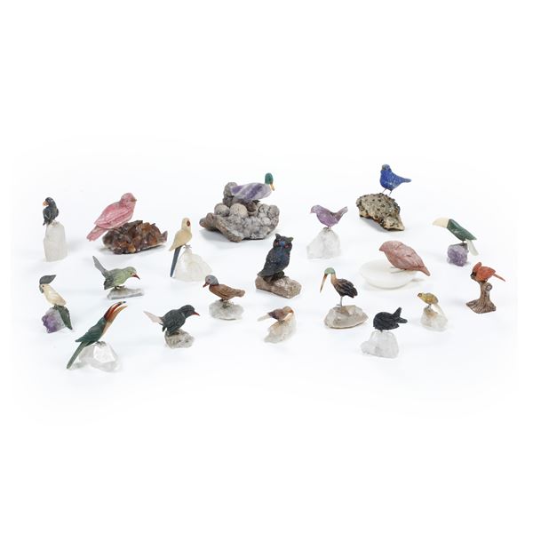 Lotto composto da 19 diverse sculturine di volatili in pietra dura, su minerali