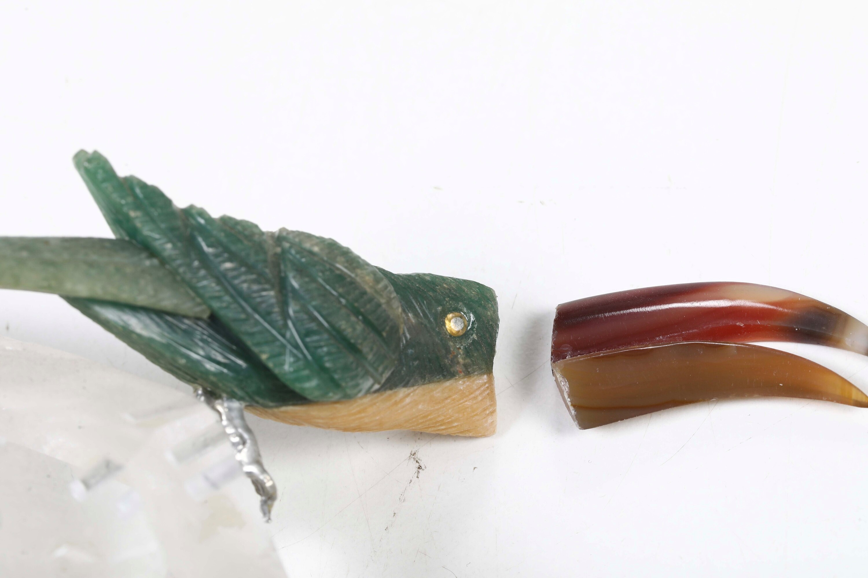 Lotto composto da 19 diverse sculturine di volatili in pietra dura, su minerali