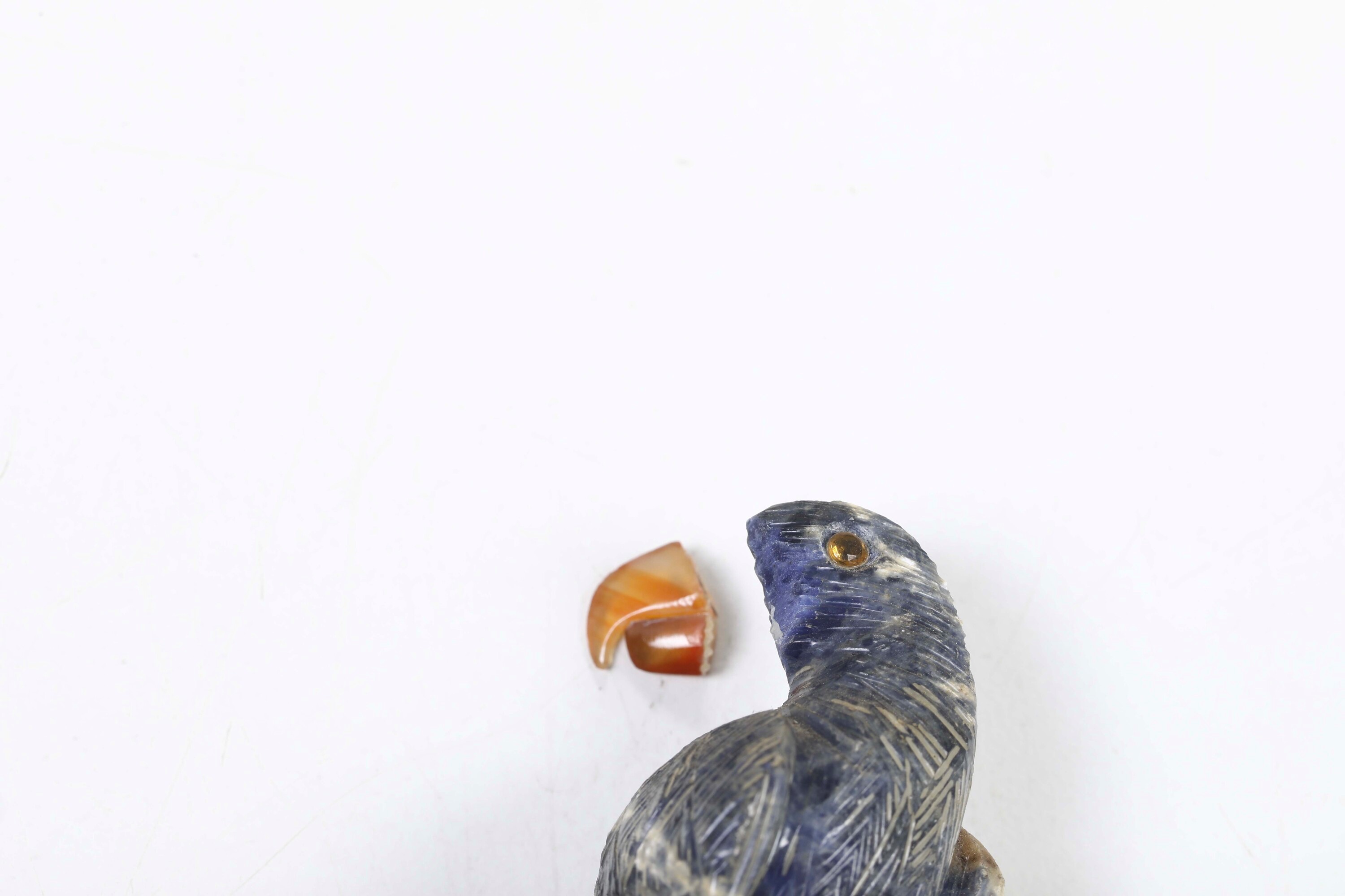 Lotto composto da 19 diverse sculturine di volatili in pietra dura, su minerali