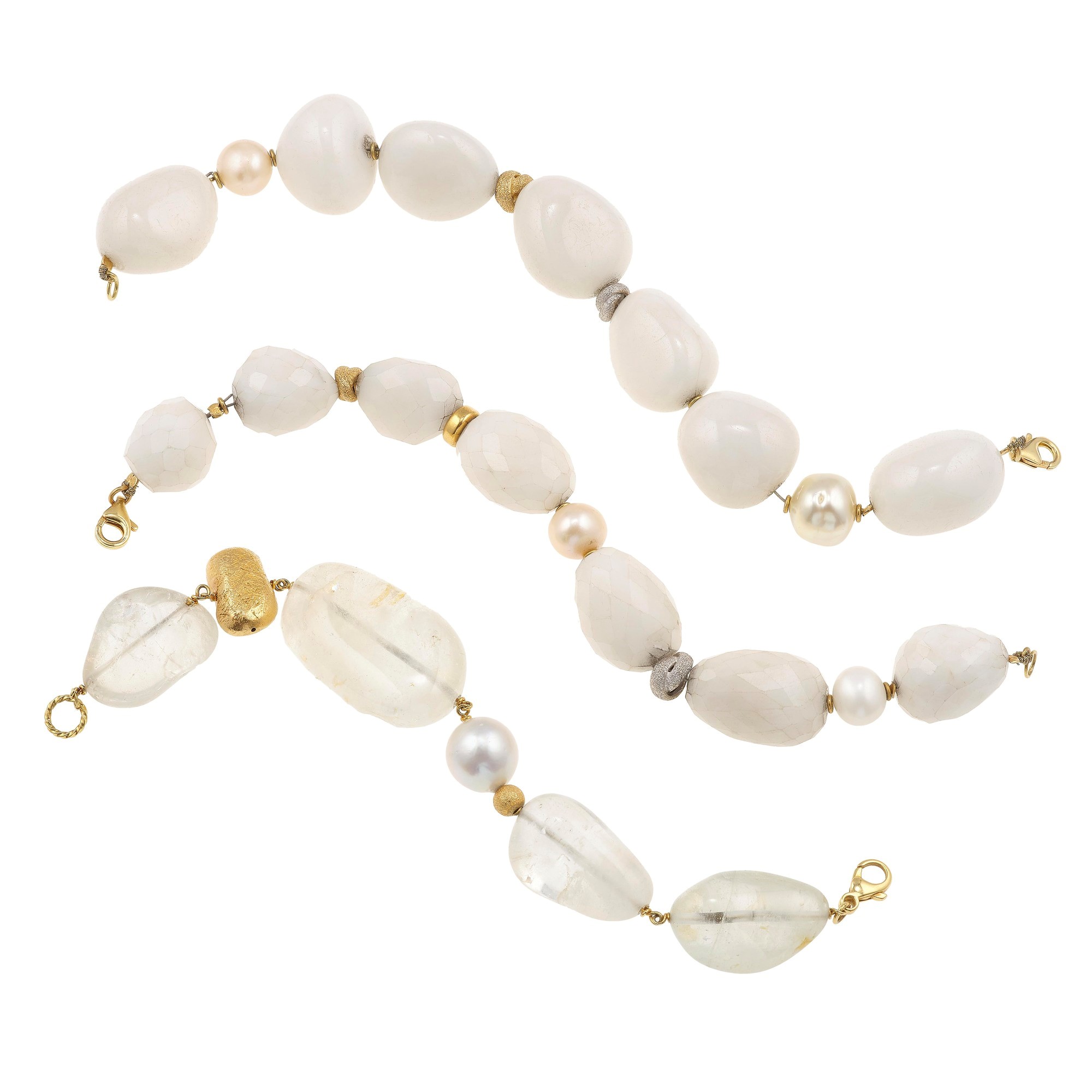 Chiusure in oro giallo 750/1000 e inserto in wax gold, Tre bracciali con calcedonio bianco, quarz...