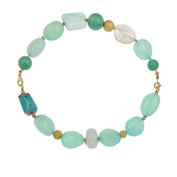 Due bracciali con pietre dure tra cui quarzo, calcedonio e pasta di turchese