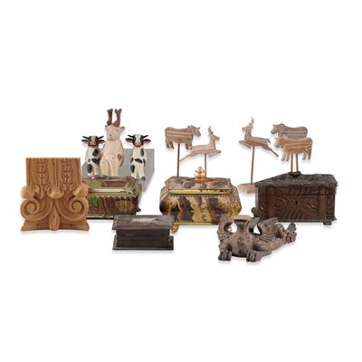Quattro scatole con dieci sculturine in legno, elementi decorativi