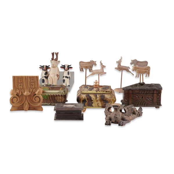 Quattro scatole e dieci sculturine in legno