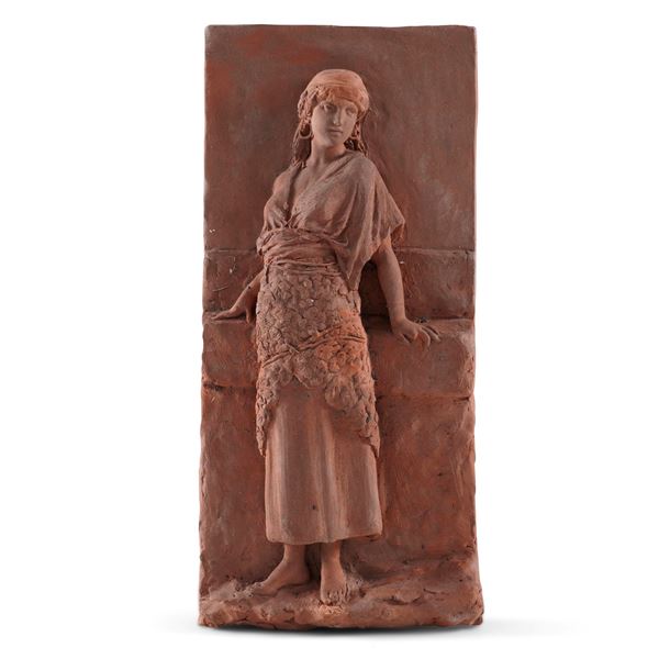 Figura femminile in abiti tradizionali