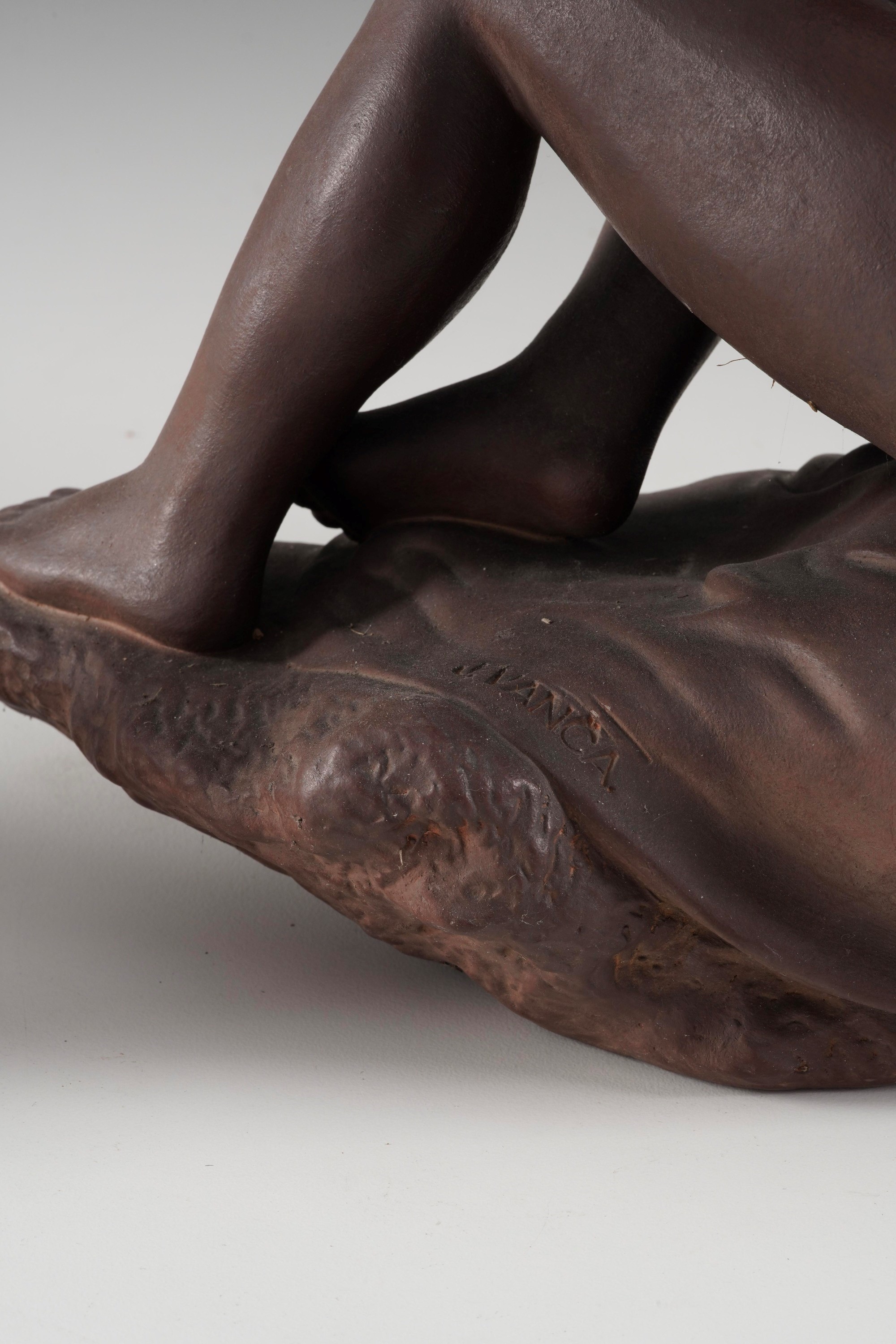Figura di fanciullo, Nuda dormiente, bronzo patinato su base in marmo