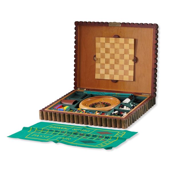 Scatola in legno con roulette e altri giochi da tavolo
