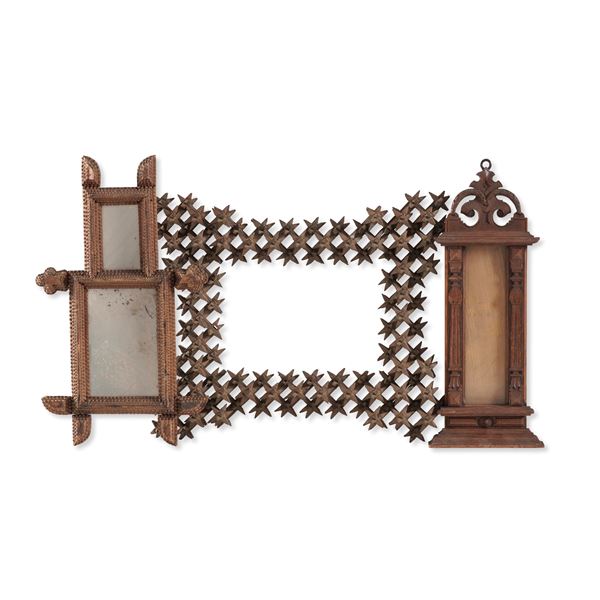 Due specchierine e una cornice in legno