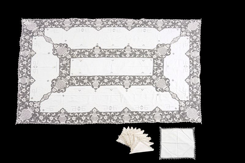 Tovaglia con dodici tovaglioli.  - Auction The Art of the Table - Cambi Casa d'Aste