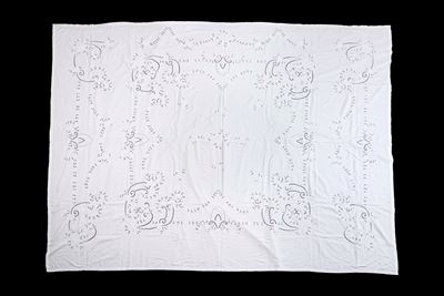 Tovaglia in lino bianco con ricami ad intaglio e a punto pieno con motivi floreali