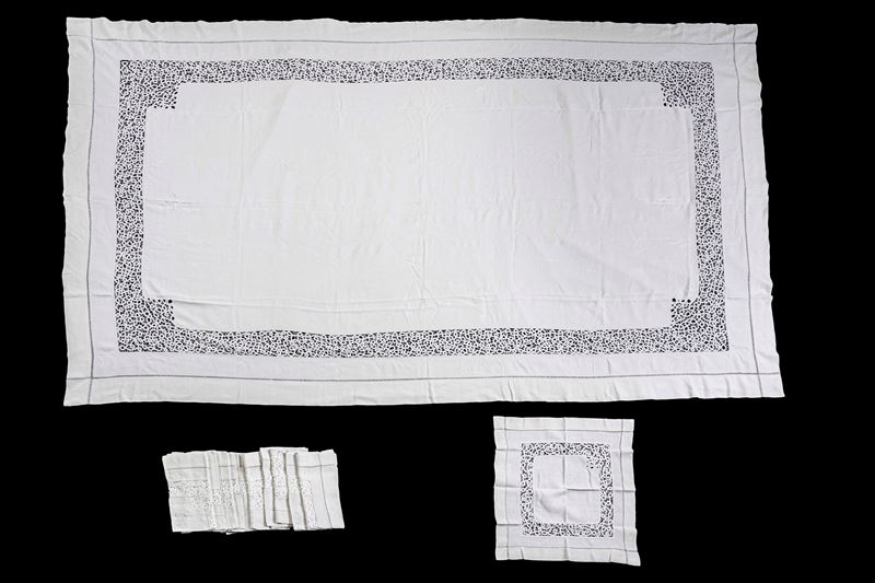 Tovaglia con dodici tovaglioli.  - Auction The Art of the Table - Cambi Casa d'Aste