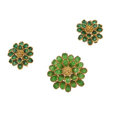 Tre spille con montatura in oro giallo 750/1000 e smalto verde