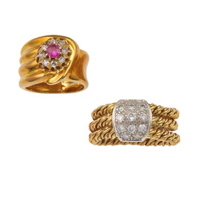 Due anelli in oro giallo e oro bianco 750/1000 con diamanti e gemma rossa sintetica