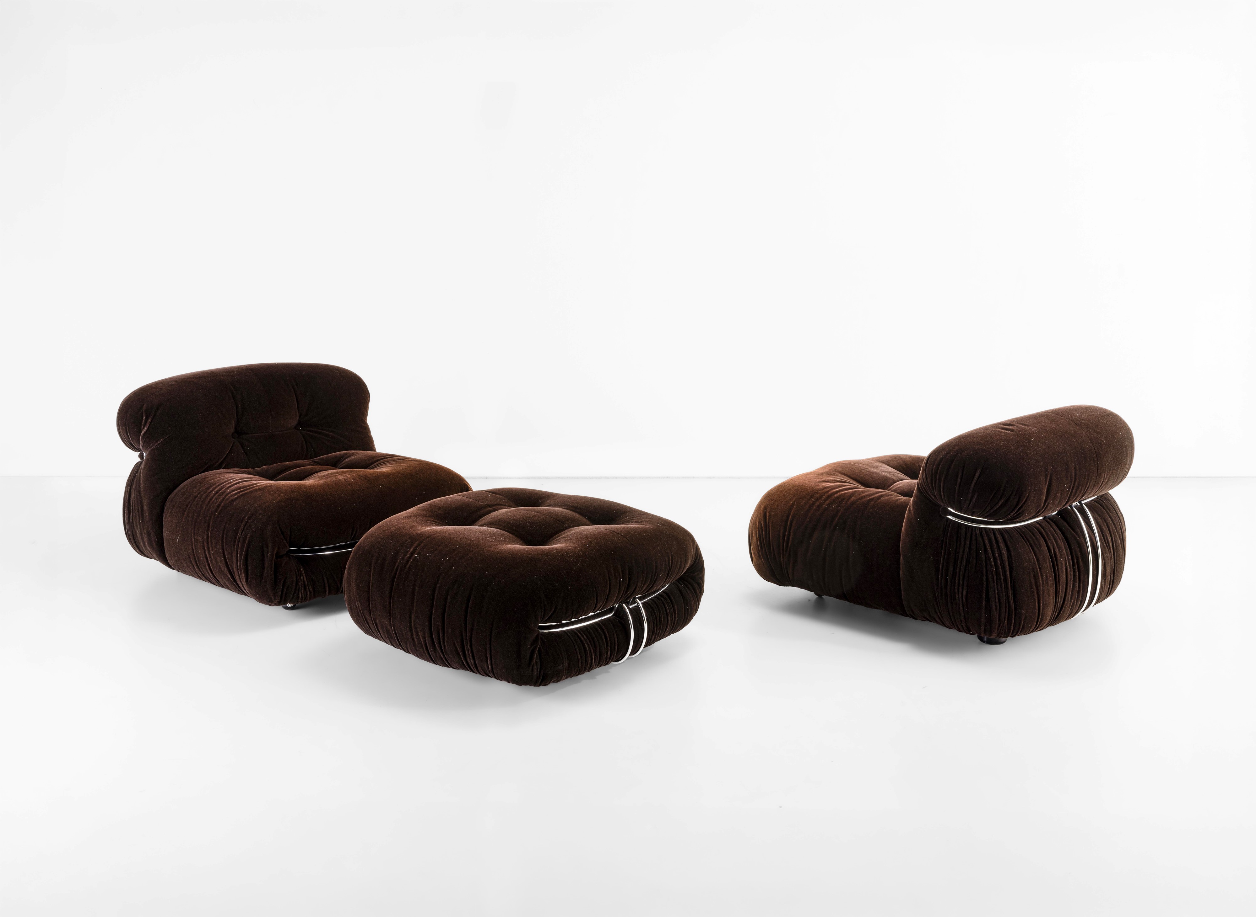 Afra e Tobia Scarpa - Due poltrone e pouf mod. Soriana, rivestiti in tessuto con struttura in tub...