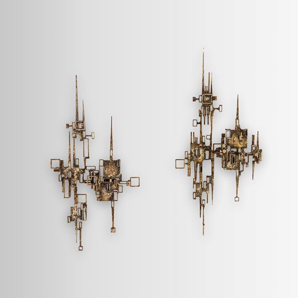 Due lampade a parete.