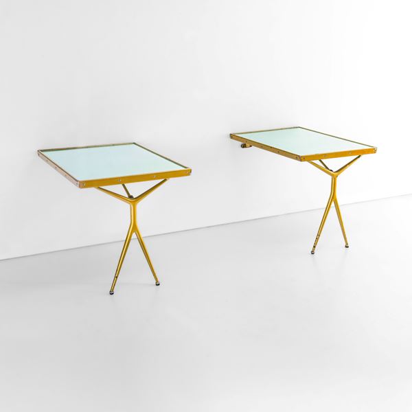 Due tavoli pieghevoli a parete