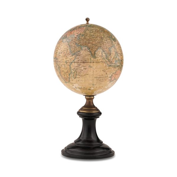 Piccolo globo su base in legno tornito