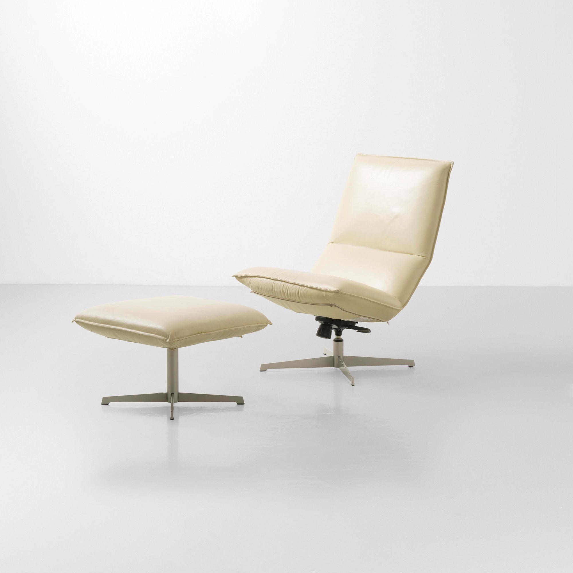 Calligaris - Poltrona con poggiapiedi in alluminio e cuoio
