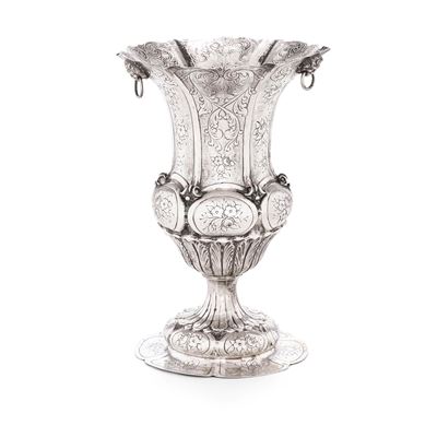 Argenteria artistica italiana, Vaso in argento fuso sagomato e cesellato, prima metà del XX secol...
