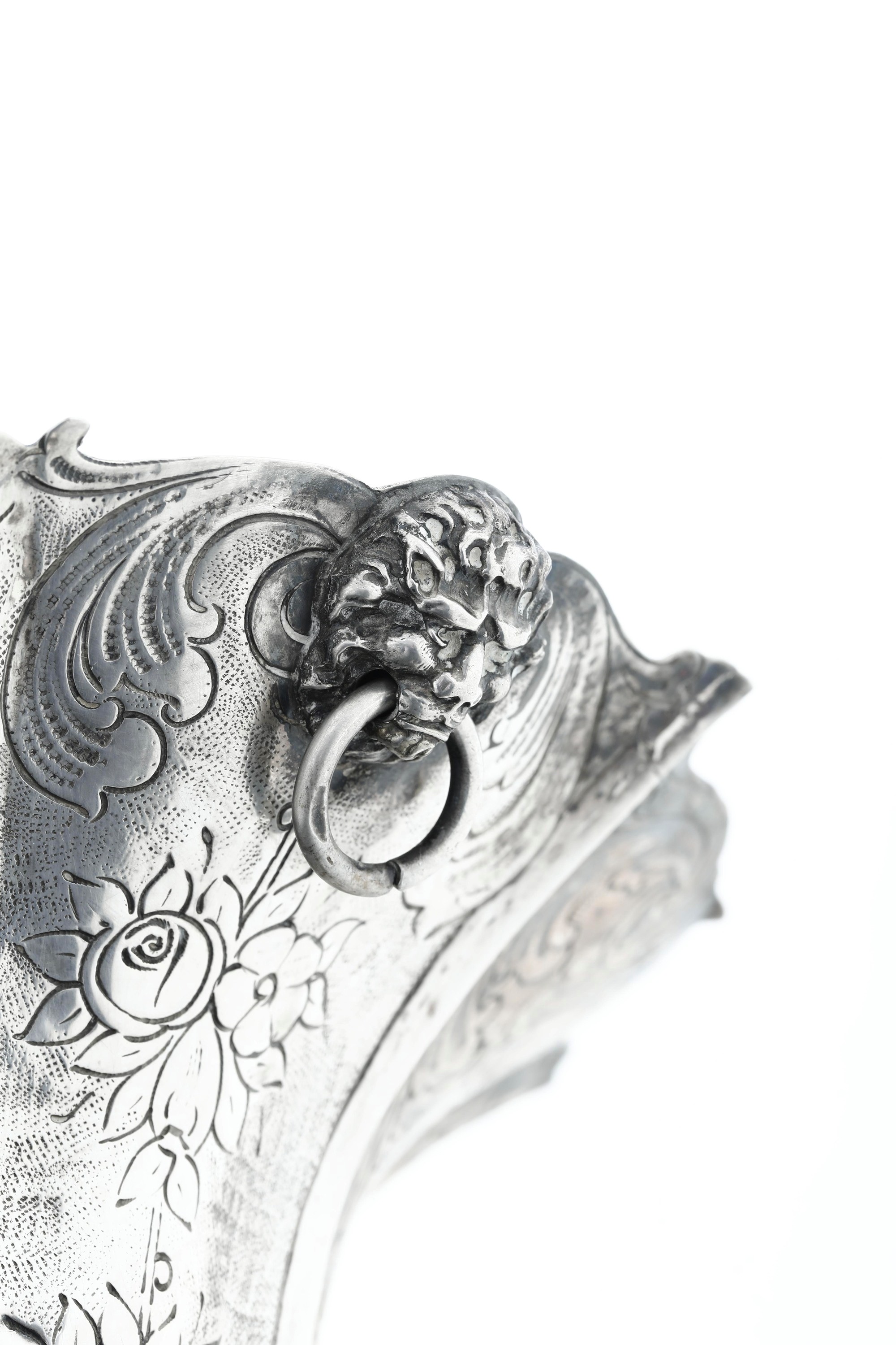 Argenteria artistica italiana, Vaso in argento fuso sagomato e cesellato, prima metà del XX secol...