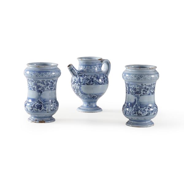 Due albarelli e un orciolo. Faenza, XVIII secolo.