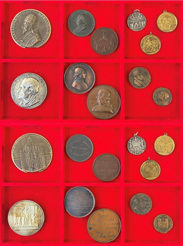 Lotto di undici medaglie papali e religiose.