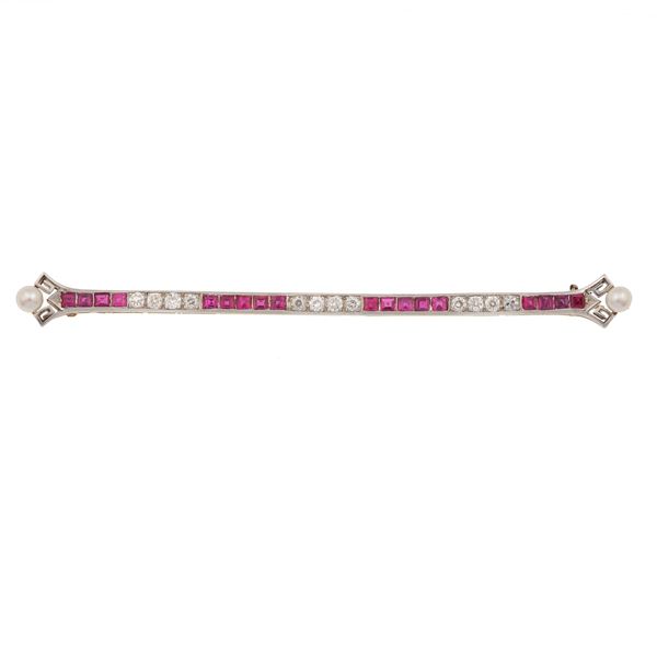 Spilla barretta con diamanti, rubini e piccole perle