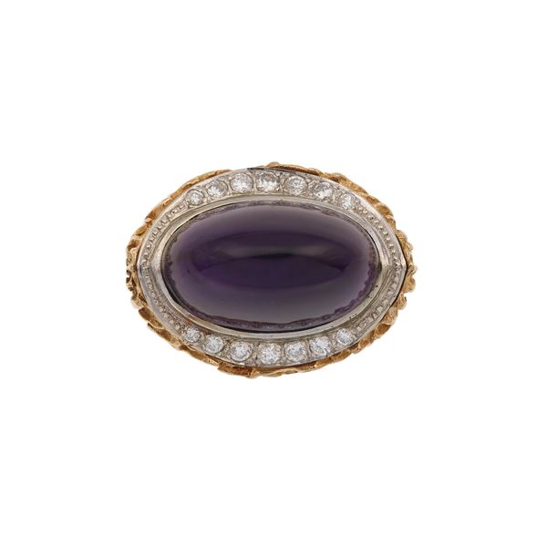 Anello con ametista taglio cabochon e diamanti