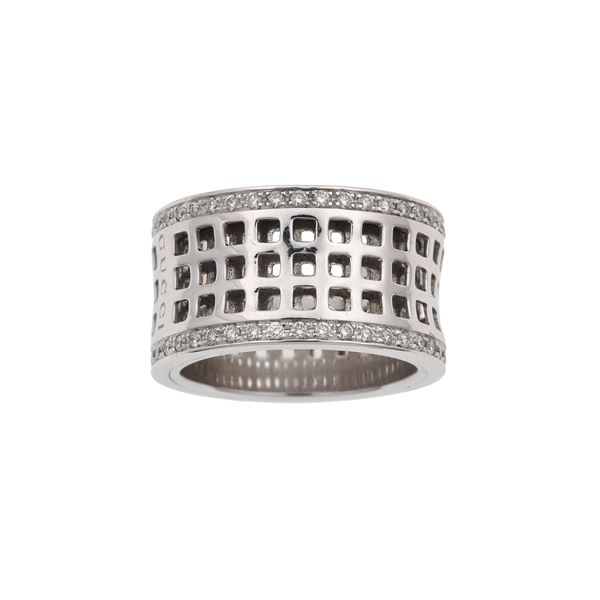 Diamond and gold "Twirl" ring. Signed Gucci