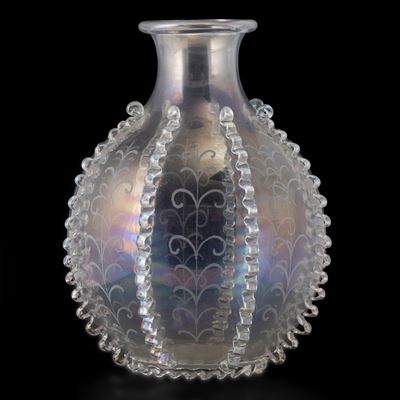Murano (ca. 1930), Vaso globulare in vetro soffiato iridato con applicazioni a caldo