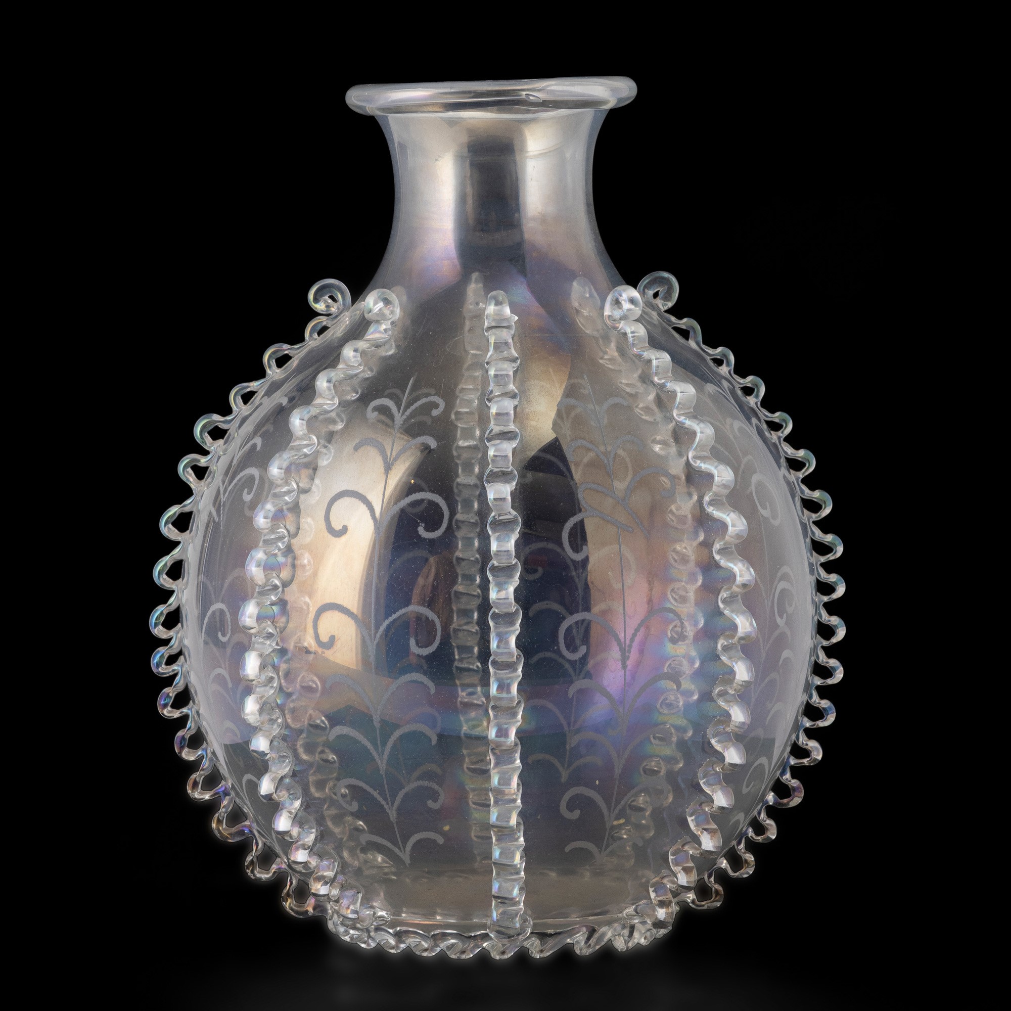 Murano (ca. 1930), Vaso globulare in vetro soffiato iridato con applicazioni a caldo