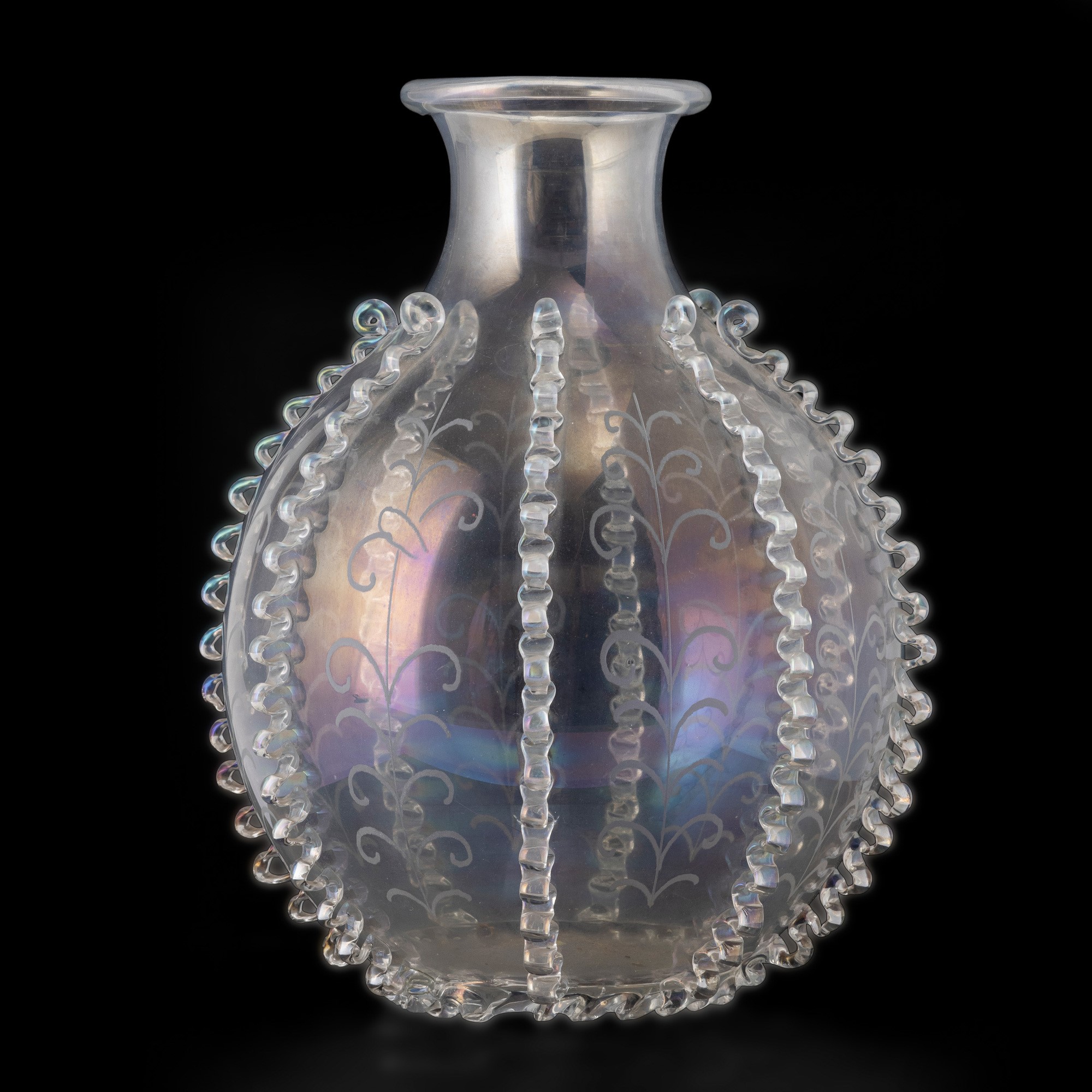Murano (ca. 1930), Vaso globulare in vetro soffiato iridato con applicazioni a caldo