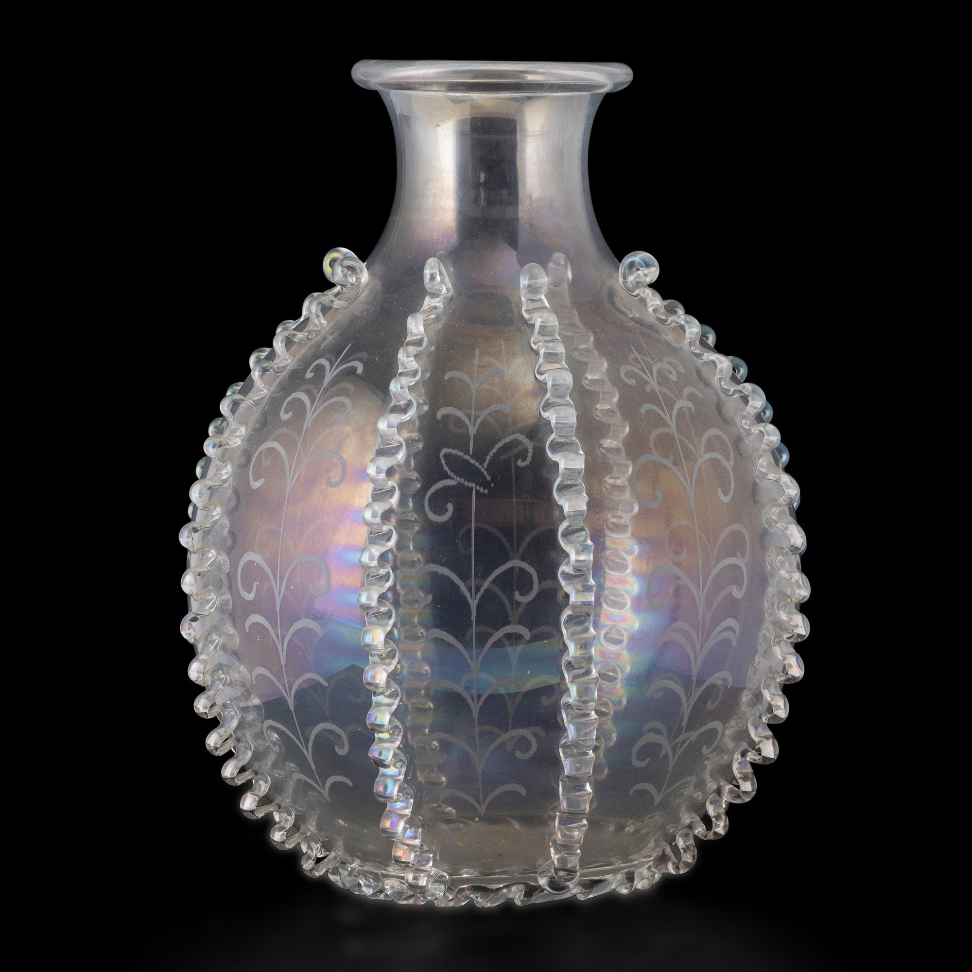 Murano (ca. 1930), Vaso globulare in vetro soffiato iridato con applicazioni a caldo
