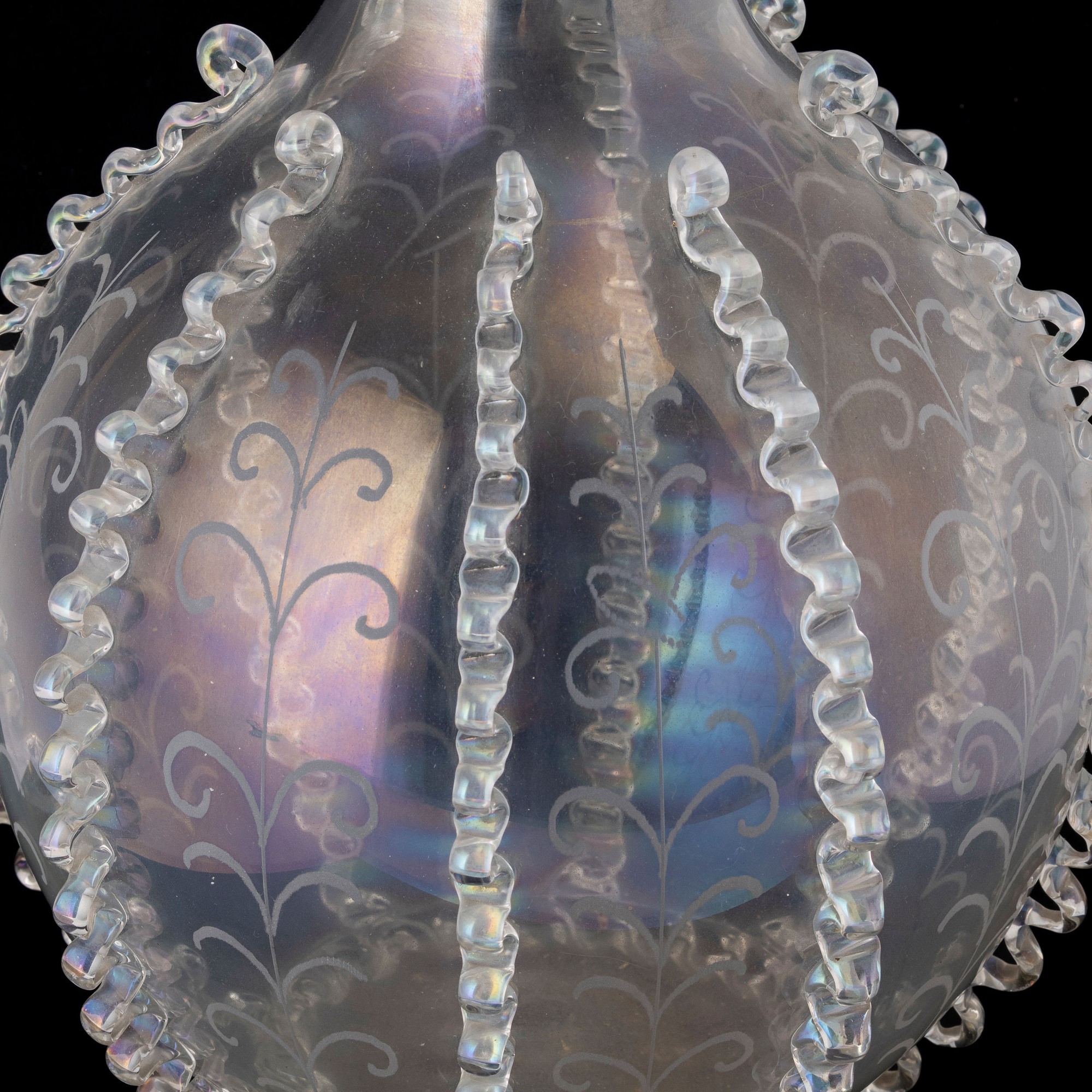 Murano (ca. 1930), Vaso globulare in vetro soffiato iridato con applicazioni a caldo