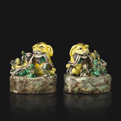 Cina, Coppia di Cani di Pho in porcellana della Famiglia Verde, Dinastia Qing, XIX secolo