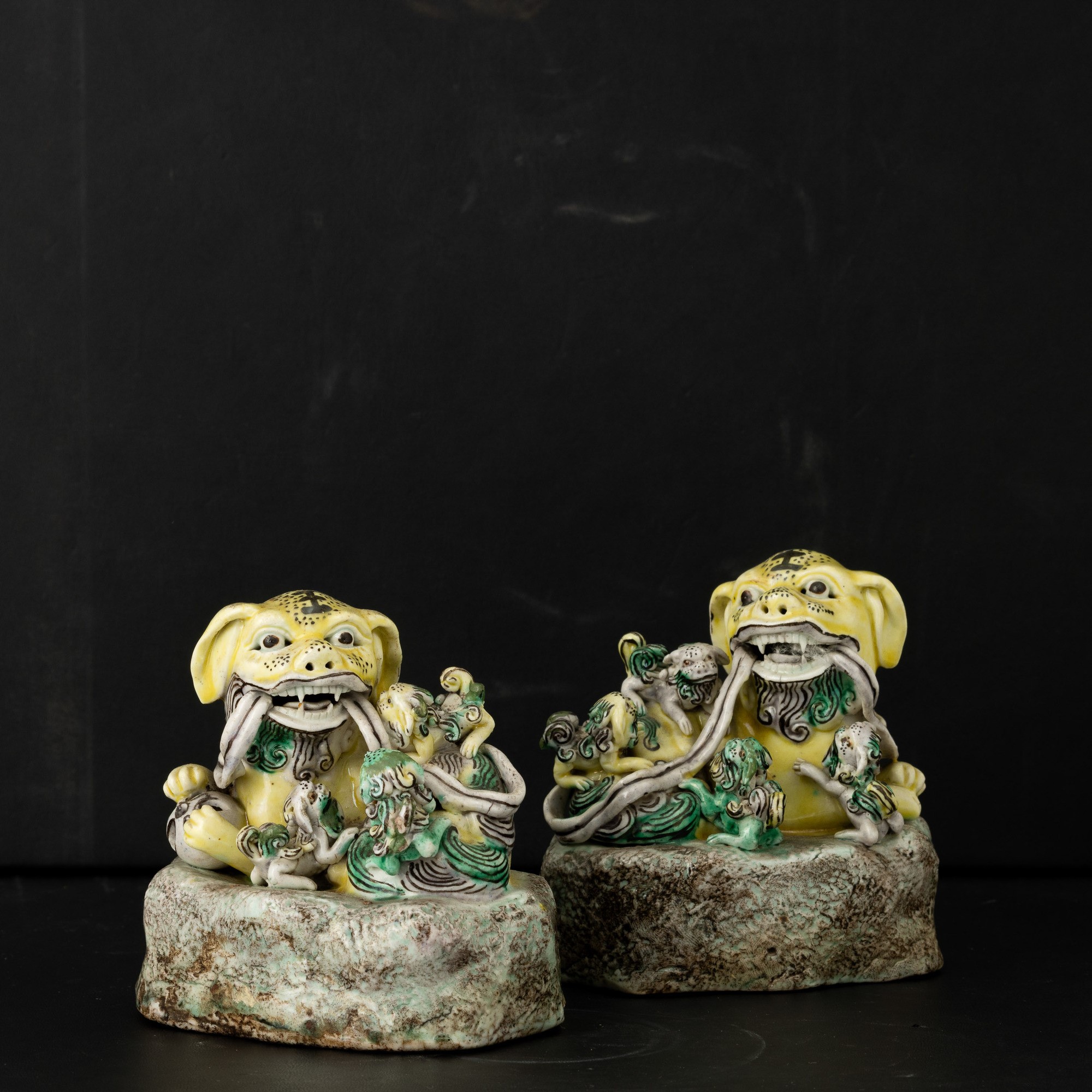 Cina, Coppia di Cani di Pho in porcellana della Famiglia Verde, Dinastia Qing, XIX secolo