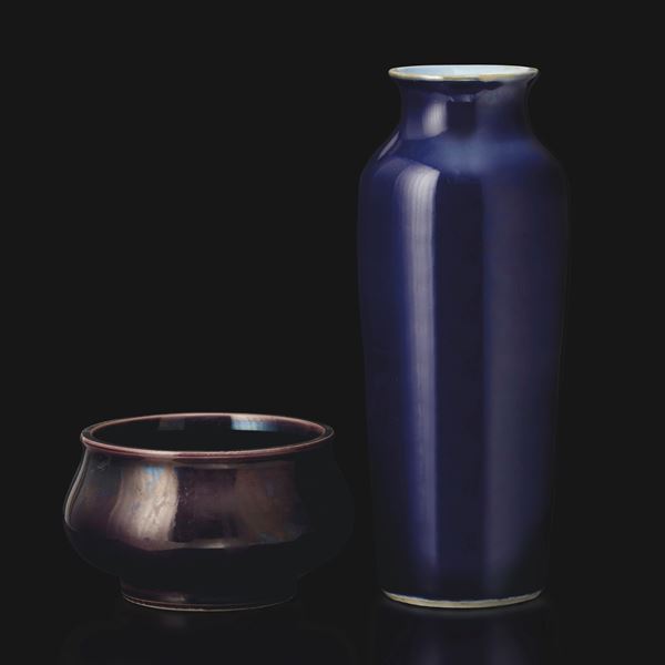 Lotto composto da ciotola a fondo viola e vaso a fondo blu poudré in porcellana, Cinam Dinastia Qing, XIX secolo