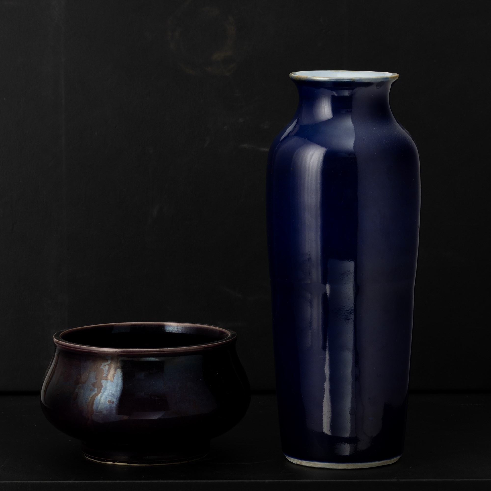 Cinam Dinastia Qing, Ciotola a fondo viola e vaso a fondo blu poudré in porcellana, XIX secolo
