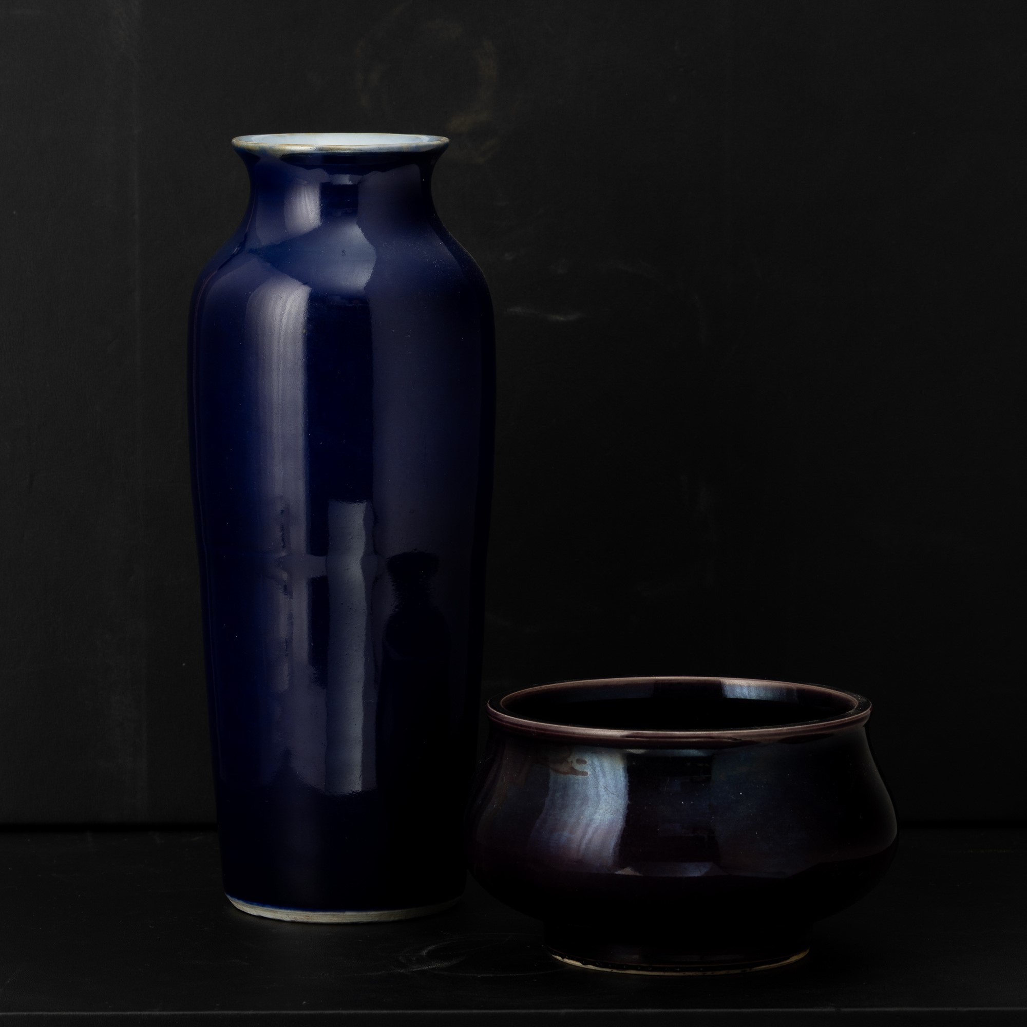 Cinam Dinastia Qing, Ciotola a fondo viola e vaso a fondo blu poudré in porcellana, XIX secolo