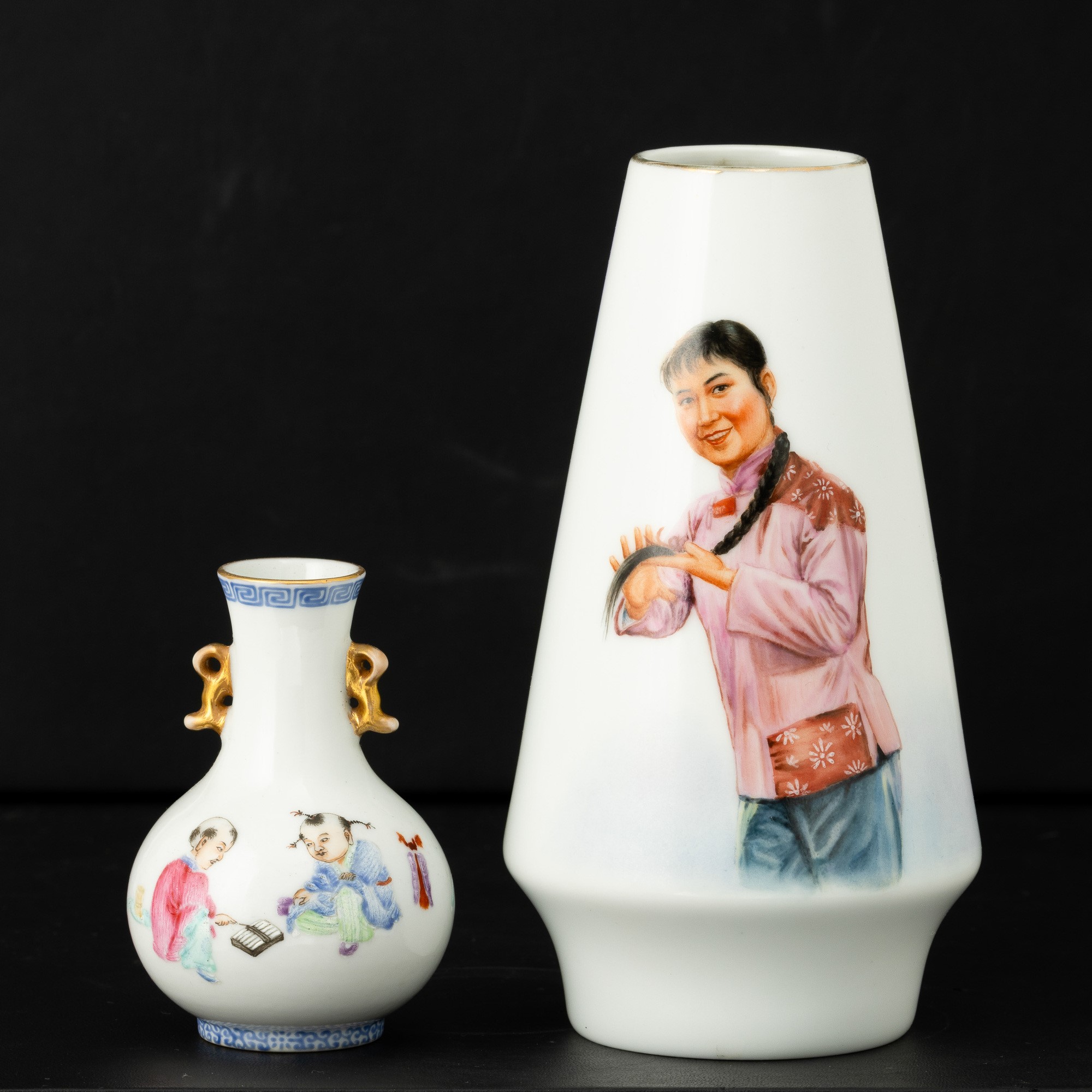 Cina, Vaso in porcellana con figura di fanciulla e vaso biansato con figure di bambini,  XX secol...