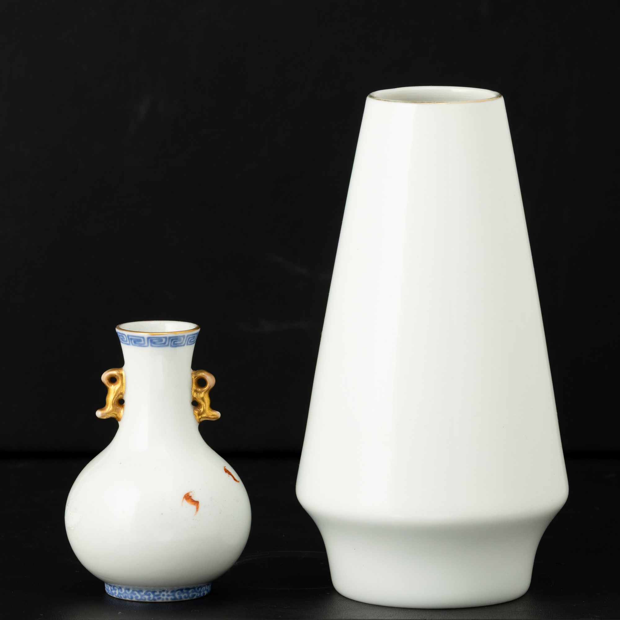 Cina, Vaso in porcellana con figura di fanciulla e vaso biansato con figure di bambini,  XX secol...