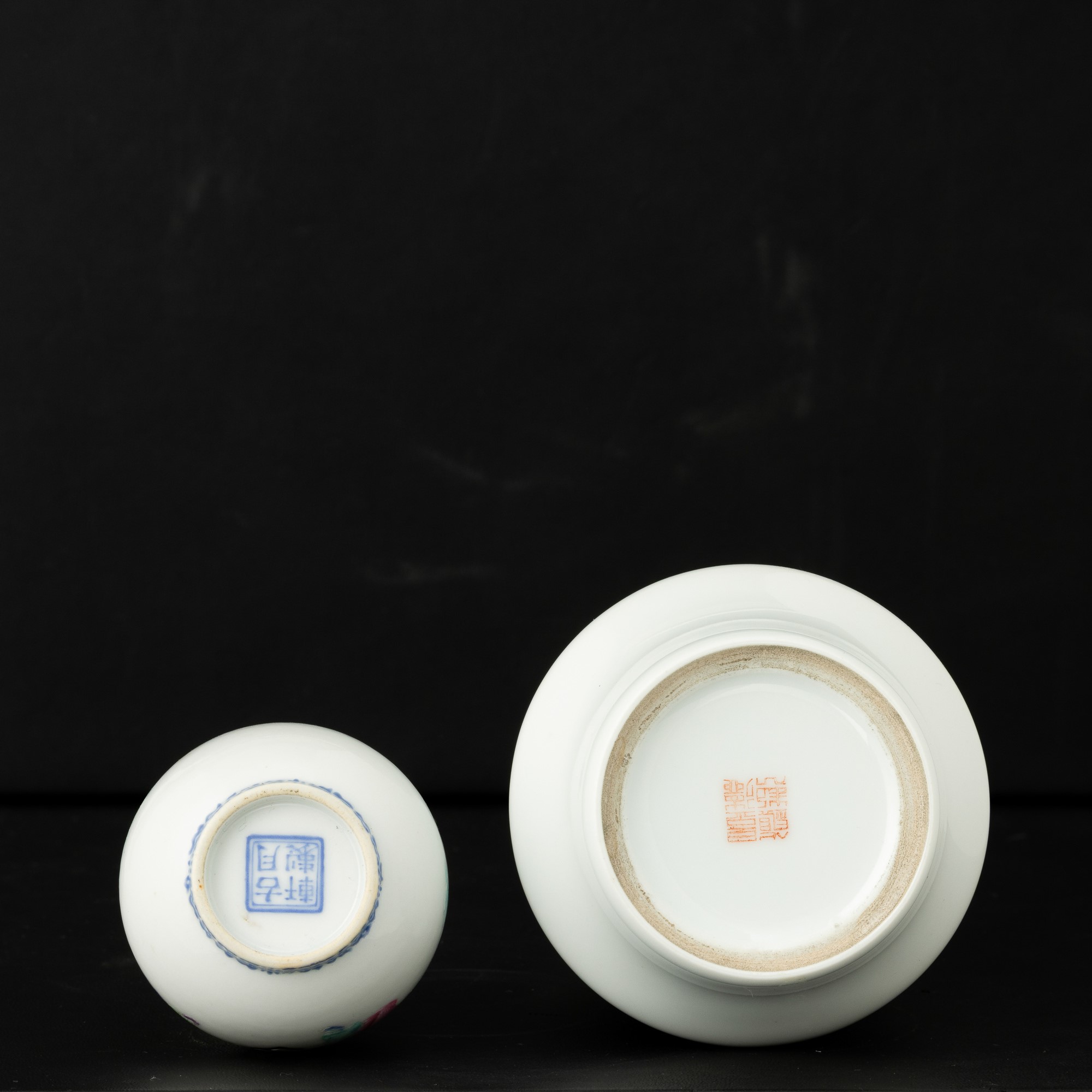 Cina, Vaso in porcellana con figura di fanciulla e vaso biansato con figure di bambini,  XX secol...