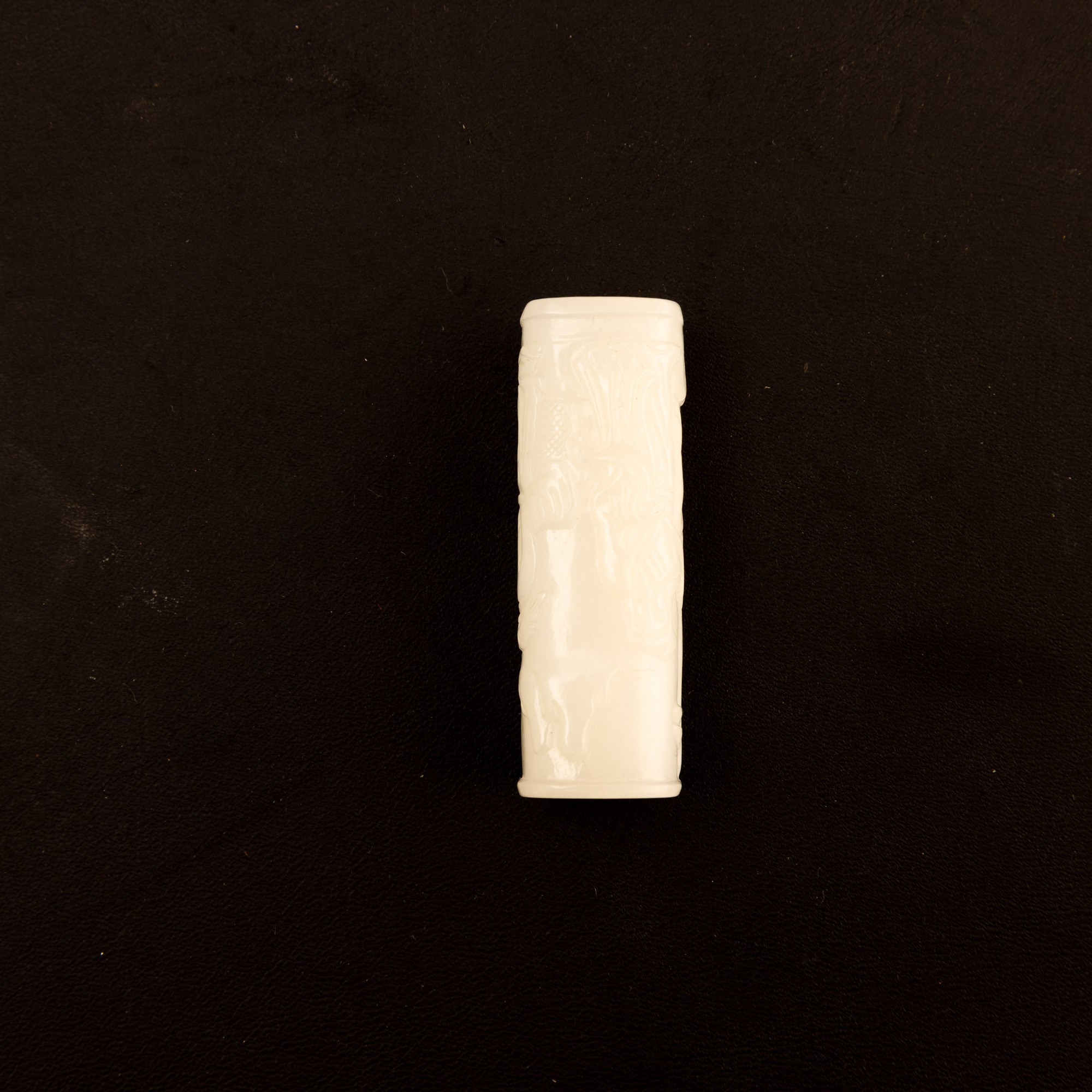 Cina, Bocchino in giada bianca con decori incisi, dinastia Qing, XIX secolo
