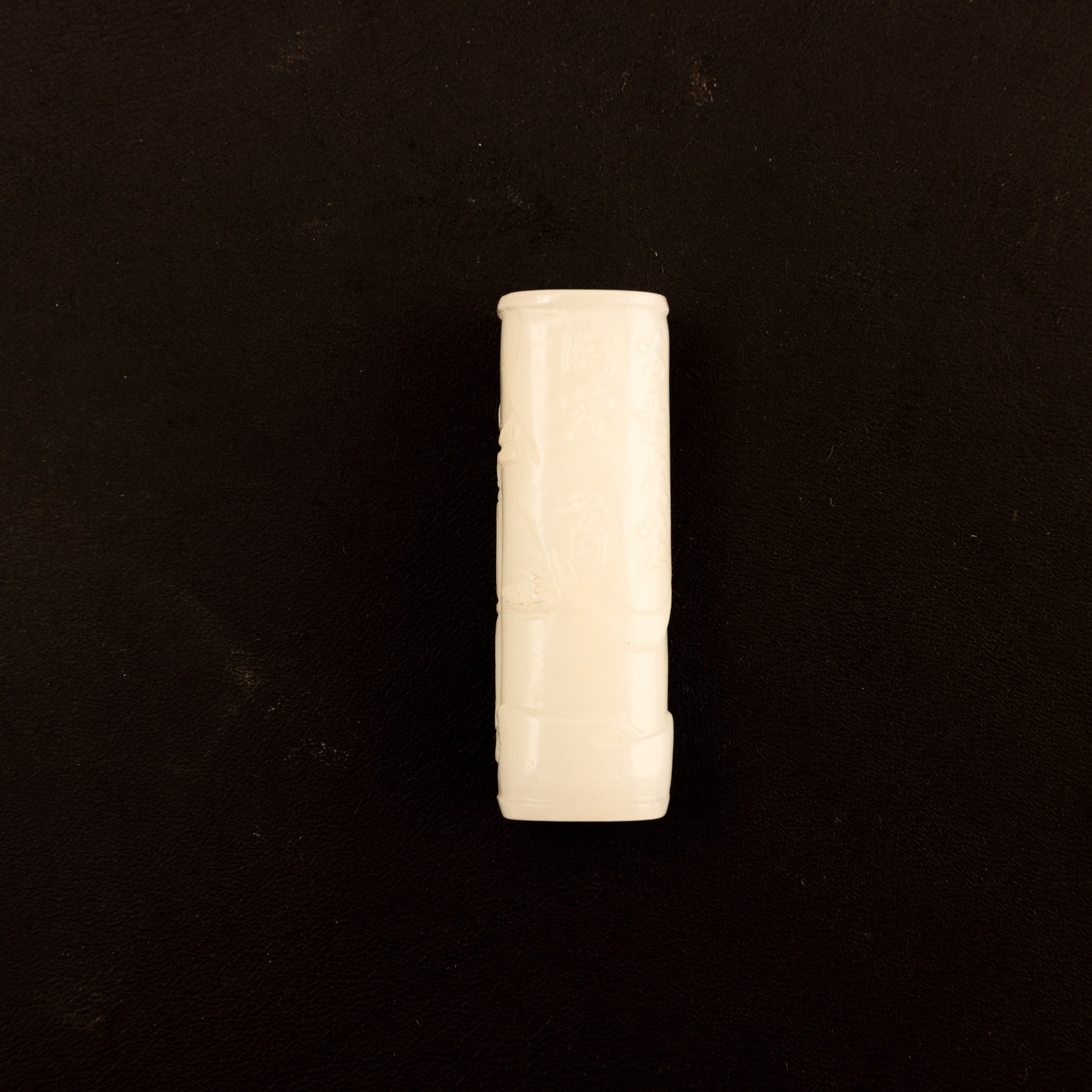 Cina, Bocchino in giada bianca con decori incisi, dinastia Qing, XIX secolo