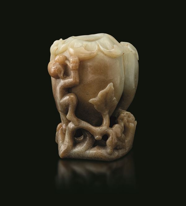 Vaso in giada Celadon russet con decori a rilievo, Cina, Dinastia Qing, XIX secolo