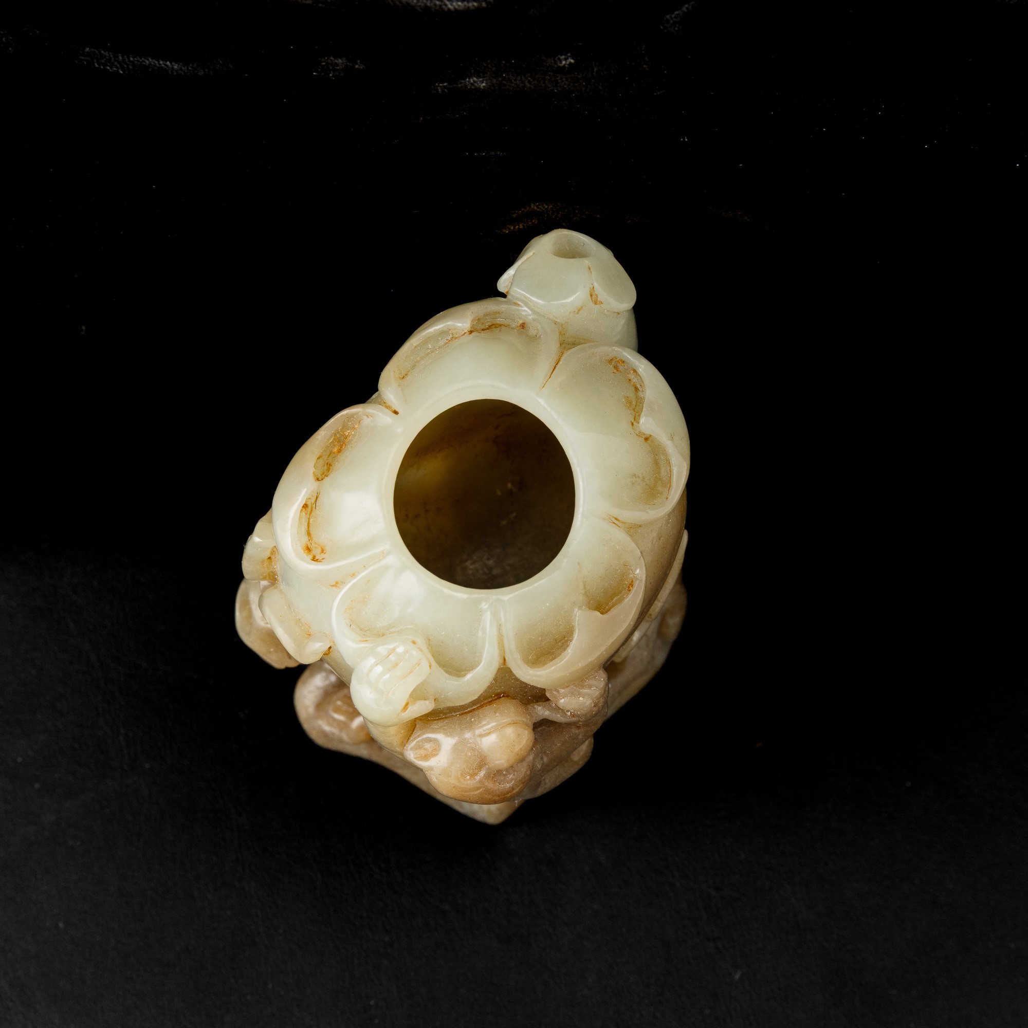 Vaso in giada celadon russet, decori a rilievo, Cina, Dinastia Qing (XIX secolo)