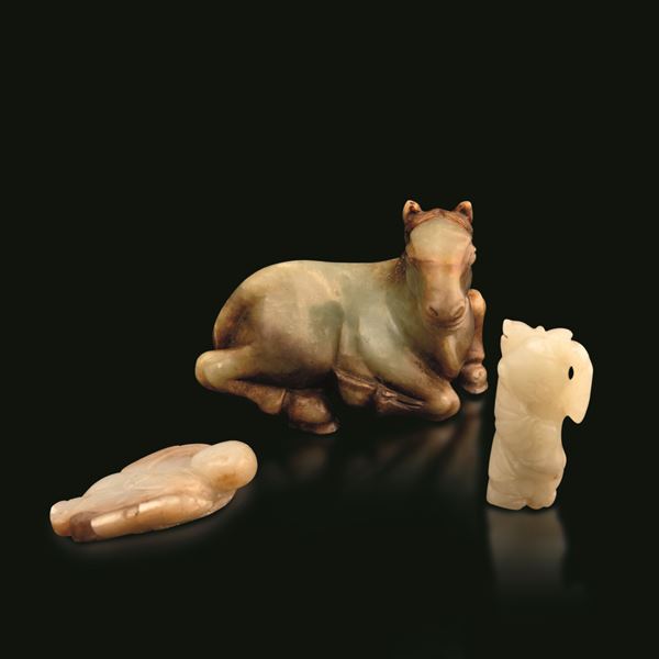 Lotto composto da figura di cavallo in giada Celadon russet e due figure raffiguranti personaggi in giada russet, Cina, Dinastia Qing, XIX secolo