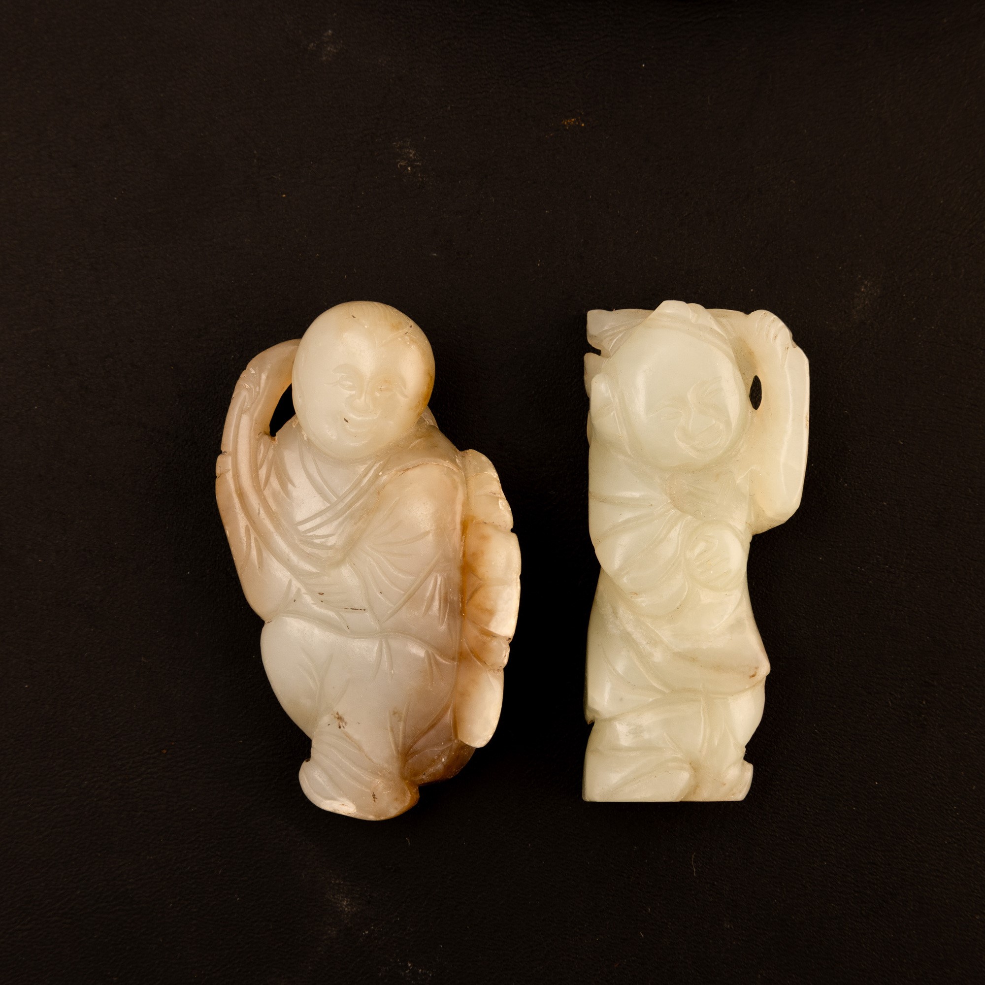 Giada Celadon Russet e Giada Russet, Tre figure ornamentali, Cina, Dinastia Qing (XIX secolo)